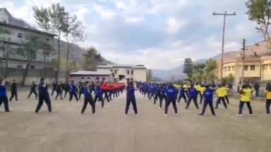 मंडी: मंडी के जेएनवी पंडोह की छात्राओं को थर्ड बटालियन सीखा रहा सेल्फ डिफेंस-प्रधानाचार्य एसडी शर्मा ने शुक्रवार को दी जानकारी