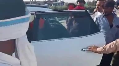 बूंदी: धनवा रिसोर्ट के पास चलती कार में हार्ट अटैक आने से युवक की हुई मौत, शीशा तोड़कर लोगों ने निकाला बाहर