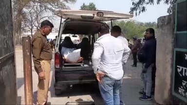 कोल: यमुना एक्सप्रेस वे पर कार व ट्रक की भिड़ंत में 1 की मौत 2 की हालत गंभीर, पुलिस ने शव का कराया पोस्टमार्टम