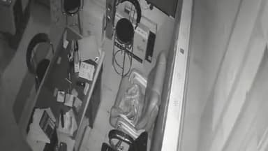 ਬਾਘਾ ਪੁਰਾਣਾ: ਮੋਗਾ ਦੇ ਬਾਘਾਪੁਰਾਣਾ 'ਚ ਇਕ ਬਿਜਲੀ ਦੀ ਦੁਕਾਨ 'ਚ ਹੋਈ ਚੋਰੀ ਦੀ ਘਟਨਾ ਸੀਸੀਟੀਵੀ 'ਚ ਕੈਦ।