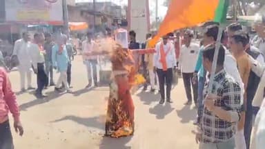 लटेरी: लटेरी के जय स्तंभ चौक पर भाजपा ने जलाया ममता बनर्जी का पुतला।