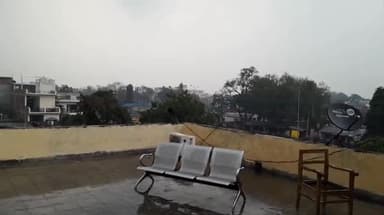 सुल्तानपुर: सुलतानपुर:अचानक बदला मौसम का मिजाज़,तेज हवाओं के साथ हो रहीं बारिश,किसानों के माथे पर फसल को लेकर बढ़ी चिंता