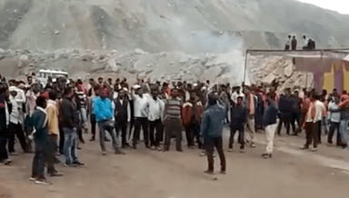 सिंगरौली: निगाही खदान में तीनों ओबी कंपनियों का कार्य बंद कराकर श्रमिक रोजगार की मांग को लेकर कर रहे हड़ताल