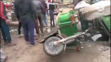 कोल: थाना रोरावर क्षेत्र के अंतर्गत बिजली का पोल गिरने से ई-रिक्शा पलटा बड़ा हादसा होने से टला