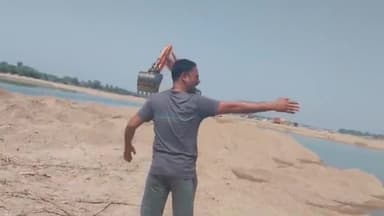 झांसी: टोला खंगारन मे खंड 5 पर चल रहा बैध खनन की आड़ में बालू का अबैध खनन, शासन प्रशासन मौन