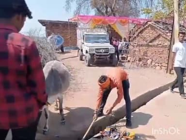 बल्देवगढ़: खरगापुर में वार्ड पार्षद ने नगर परिषद पर लगाए लापरवाही के आरोप, वार्ड पार्षद ने स्वयं की नालियों की सफ़ाई
