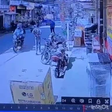 मोदीनगर: चांदीराम रोड विजय मंडी में नकाबपोश बदमाशों ने व्यापारी के घर लूट का प्रयास किया, बदमाश सीसीटीवी में कैद हुए