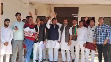 झांसी: पूर्व केंद्रीय मंत्री प्रदीप जैन आदित्य के खिलाफ लिखे फर्जी मुकदमे के विरुद्ध कांग्रेसियों ने तहसीलदार गरौठा को महामहिम