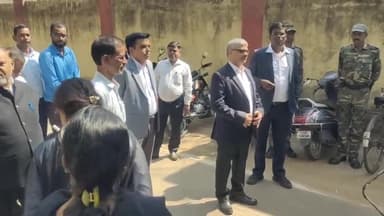 लोहरदगा: चलंत लोक अदालत सह विधिक जागरूकता वैन को सिविल कोर्ट परिसर से पीडीजे ने किया रवाना