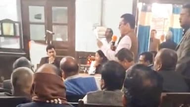 बहराइच: जिला बार एसोसिएशन सभागार में ग्राम न्यायालयों की स्थापना के विरोध में अधिवक्ताओं ने की बैठक हुए न्यायिक कार्य से विरत