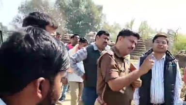 शाहजहांपुर: हथौड़िया गाँव में अंत्येष्टि करने को लेकर दो पक्षों में हुआ विवाद, प्रशासन ने पहुंचकर मामला किया रफा-दफा