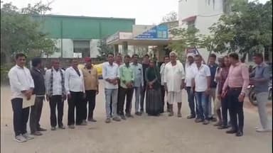 चित्तौड़गढ़: बेश कीमती जमीन धोखाधड़ी से अपने नाम कर बेचने का आरोप लगाते हुए ग्रामीणों के साथ सदर थाने पहुंची महिला ने दी रिपोर्ट