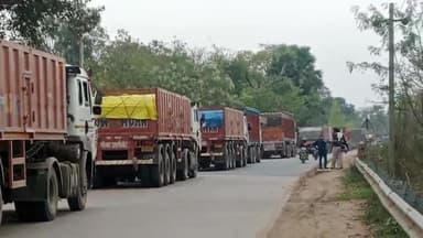 कोईलवर: चांदी थाना क्षेत्र अन्तर्गत आने वाले सकड्डी नासरीगंज पथ रूपचकिया के रास्ते बालु ओवर लोड ट्रकों का परिचालन जारी