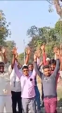 भदोही: दानापुर बाजार के अमिलहरा गांव के लोगों ने ट्रांसफार्मर जलने पर किया प्रदर्शन।