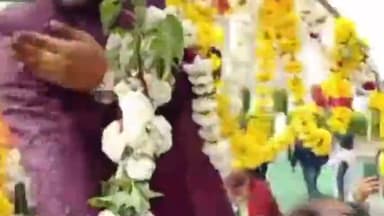 झांसी: झाँसी मे बैलगाड़ी से हुई बिदा, देखने के लिए लोगो का उमडा जनसैलाब