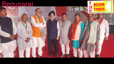 प्रधानमंत्री नरेंद्र मोदी कल बेगूसराय ऊलाव हवाई अड्डा पहुंचे और लोगों को संबोधित किया