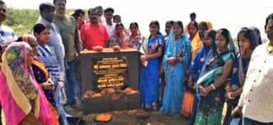 गोमिया: साडम मैं जिप अध्यक्ष सुनीता देवी एवं जिप सदस्य आकाश लाल सिंह ने  छठ घाट निर्माण का किया  शिलान्यास