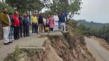 मोरनी: मोरनी बीडीपीओ कार्यलय को जाने वाली सडक गिरी,  सरपंचों ने कहा जल्द करवाई जाए ठीक