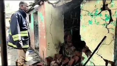 துறையூர்: கொப்பம்பட்டியில் சிலிண்டர் வெடித்து நான்கு பேர் காயம். தீயணைப்பு நிலையத்தினர் விரைந்து வந்து தீயை அணைத்தனர்.