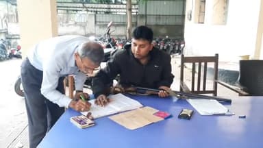 सासाराम: लोकसभा चुनाव को लेकर सासाराम के नगर थाना सहित सभी थानों पर लाइसेंसी शस्त्र का किया जा रहा सत्यापन