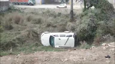 कोईलवर: आरा के तरफ से तेज गति से आ रही स्कॉर्पियो कायमनगर पुल के पास खाई में पलटी ड्राइवर ने कूद  कर बचाई जान