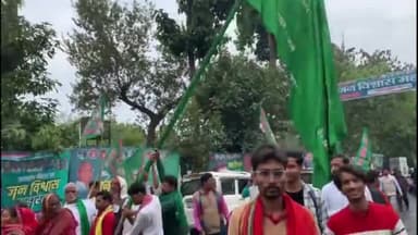 पटना ग्रामीण: मौसम खराब होने की वजह के बावजूद गांधी मैदान में आयोजित जनविश्वास रैली में जुट रही भीड़