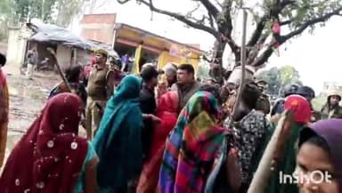 सफीपुर: सफीपुर मियागंज मार्ग,सरसो के खेत में मिले युवक के शव मामले में परिजनो रोड किया जाम पुलिस समझाने का कर रही प्रयास।