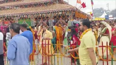 विश्व विख्यात हरिहर क्षेत्र सोनपुर मेला ग्राउंड में चल रहे नव दिवसीय श्री श्री 1008 हरि हरात्मक महायज्ञ की परिक्रमा करते 
श्रद्धालु भक्त