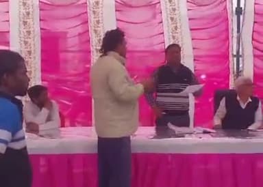 भदोही: भदोही ब्लाक के बनकट छनौरा में हुई खुली बैठक, अधिकारी रहे मौजूद।