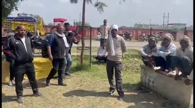 इटावा: चकरनगर इलाके में बाइक सवार दो भाई बिजली के पोल से टकराये, हादसे में एक की मौत व एक घायल