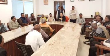 सुल्तानपुर: सुलतानपुर:विधायक विनोद सिंह ने अपने आवास पर सुनी क्षेत्रवासियों की समस्याएं,निस्तारण के लिए संबंधित को दिए निर्देश