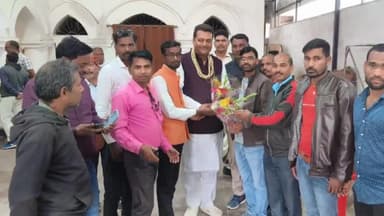 हज़ारीबाग: लोकसभा सीट हजारीबाग के भाजपा प्रत्याशी मनीष जायसवाल के आवास पर सोमवार को रही गहमागहमी