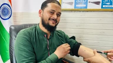 रामपुर: आप पार्टी के जिला कार्यकारिणी सदस्य मोहम्मद शादाब ने राष्ट्रपति को खून से पत्र लिखकर की सांसद संजय सिंह की रिहाई की मांग