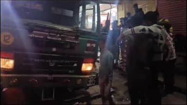 बीकानेर: सट्टा बाजार नो एंट्री में घुसा सेना का ट्रक धसा नाले में मौके पर पहुंची पुलिस