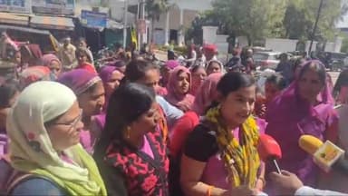 बूंदी: राजस्थान आंगनवाड़ी कर्मचारी संघ की महिलाओं ने जिला कलेक्ट्रेट में पहुंचकर समस्याओं के समाधान को लेकर DM को सौंपा ज्ञापन