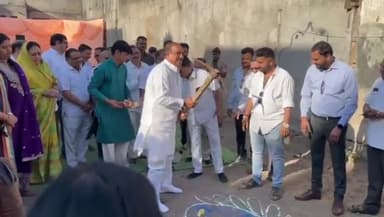 शहादा: शहरातील सोनार गल्लीत आदिवासी विकास मंत्री विजयकुमार गावित यांच्या हस्ते सोनार समाज भवनाचे करण्यात आले भूमिपूजन