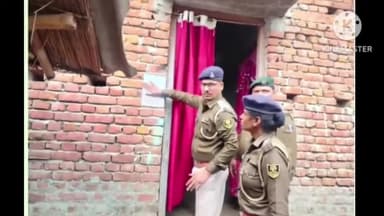 बगहा: बगहा में पुलिस ने फरार चल रहे अभियुक्त के घर चिपकाया इश्तेहार
