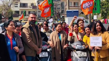 पंचकूला: महिला मोर्चा की जिला अध्यक्ष के नेतृत्व में नारी शक्ति वंदन मैराथन के तहत पंचकूला में निकाली गई स्कूटी रैली