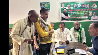 एकंगरसराय: राजद कार्यालय में विधायक राकेश कुमार रौशन ने जनता दरबार लगाकर सुनी लोगों की समस्याएं