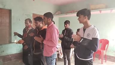 रघुनाथपुर: रघुनाथपुर मानव कल्याण एवं विश्व शांति के लिए छात्रों ने की पूजा अर्चना।