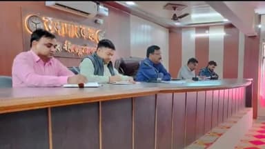 सिराथू: लोकसभा चुनाव के मद्देनजर एसडीएम ने सिराथू तहसील सभागार में सुपरवाइजरों के साथ की अहम बैठक