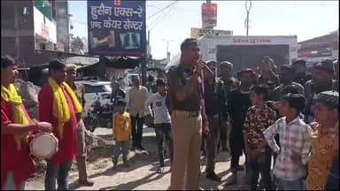 रामपुर: सिविल लाइंस क्षेत्र में पुलिस अधीक्षक के निर्देश पर नुक्कड़ नाटक के माध्यम से सुरक्षा व डायल 112 के प्रति जागरूक किया गया