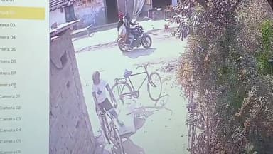 करछना: मझिगवां गांव में मोटरसाइकिल से बकरा चोरी कर भागे चोर,सीसीटीवी फुटेज के आधार पर मामले की जांच में जुटी पुलिस