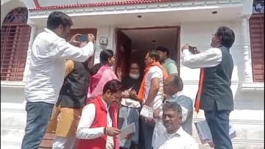 सासाराम: आगामी लोकसभा चुनाव को लेकर सासाराम के भाजपा के नगर अध्यक्ष संदीप कुमार सोनी के नेतृत्व में चलाया गया जनसंपर्क अभियान