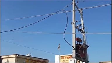 बिलारी: कुंदरकी ब्लॉक क्षेत्र के पंडिया गांव में हाइट टेंशन लाइन के तार बड़े हादसे का कर रहे हैं इंतजार बिजली विभाग बेखबर,