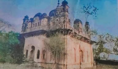 खंडहर समझते  थे लोग निकला 16वीं शताब्दी का राम मंदिर तेंदूखेड़ा ब्लॉक के दोनी गांव मैं पहले मंदिरों का समूह हुआ करता था वर्तमान समय में यह मंदिर पूरी तरह प्राकृतिआपदाओं के कारण बिखेर चुकी है एक ऐसा स्मारक जिसे लोग खंडहर समझते थे