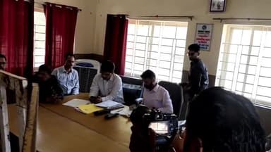 बीना: तहसील सभागार में तीसरी बार हुई पुनर्रमतगणना में सरपंच नारायण सिंह 23 वोटो से विजयी, मनाया जीत का जश्न