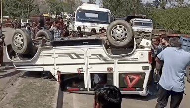 सिंगरौली: शक्तिनगर-अनपरा मुख्य मार्ग स्थित महिंद्रा एजेंसी के सामने एक बोलेरो वाहन अनियंत्रित होकर पलटा, 4 लोग हुए घायल