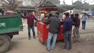 मुरादाबाद: सिद्ध हॉस्पिटल के पास नगर निगम की टीम ने अवैध अतिक्रमण करने वालों के खिलाफ चलाया अभियान अवैध कब्जे को बुलडोजर से  तोड़ा