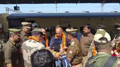 गोरखपुर: लोकसभा चुनाव को संपन्न करने के लिए रेलवे स्टेशन गोरखपुर पहुंचे अर्धसैनिक बल का कैंट पुलिस ने माला पहनाकर किया स्वागत